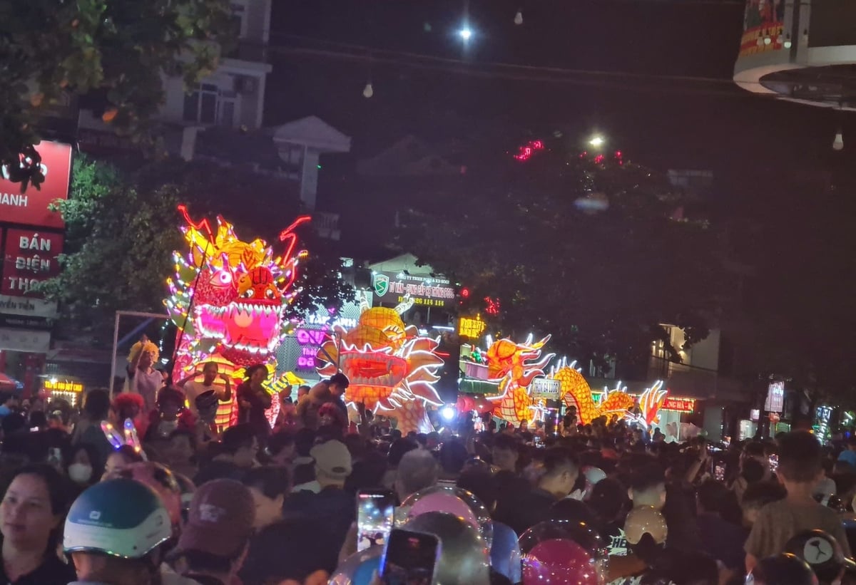 Phường Minh Xuân, trung tâm của tỉnh Tuyên Quang rực rỡ ánh đèn Trung thu mỗi tối, đặc biệt dịp cuối tuần, phố phường đông đúc khác thường. Phường Minh Xuân, trung tâm của tỉnh Tuyên Quang rực rỡ ánh đèn Trung thu mỗi tối, đặc biệt dịp cuối tuần, phố phường đông đúc khác thường.