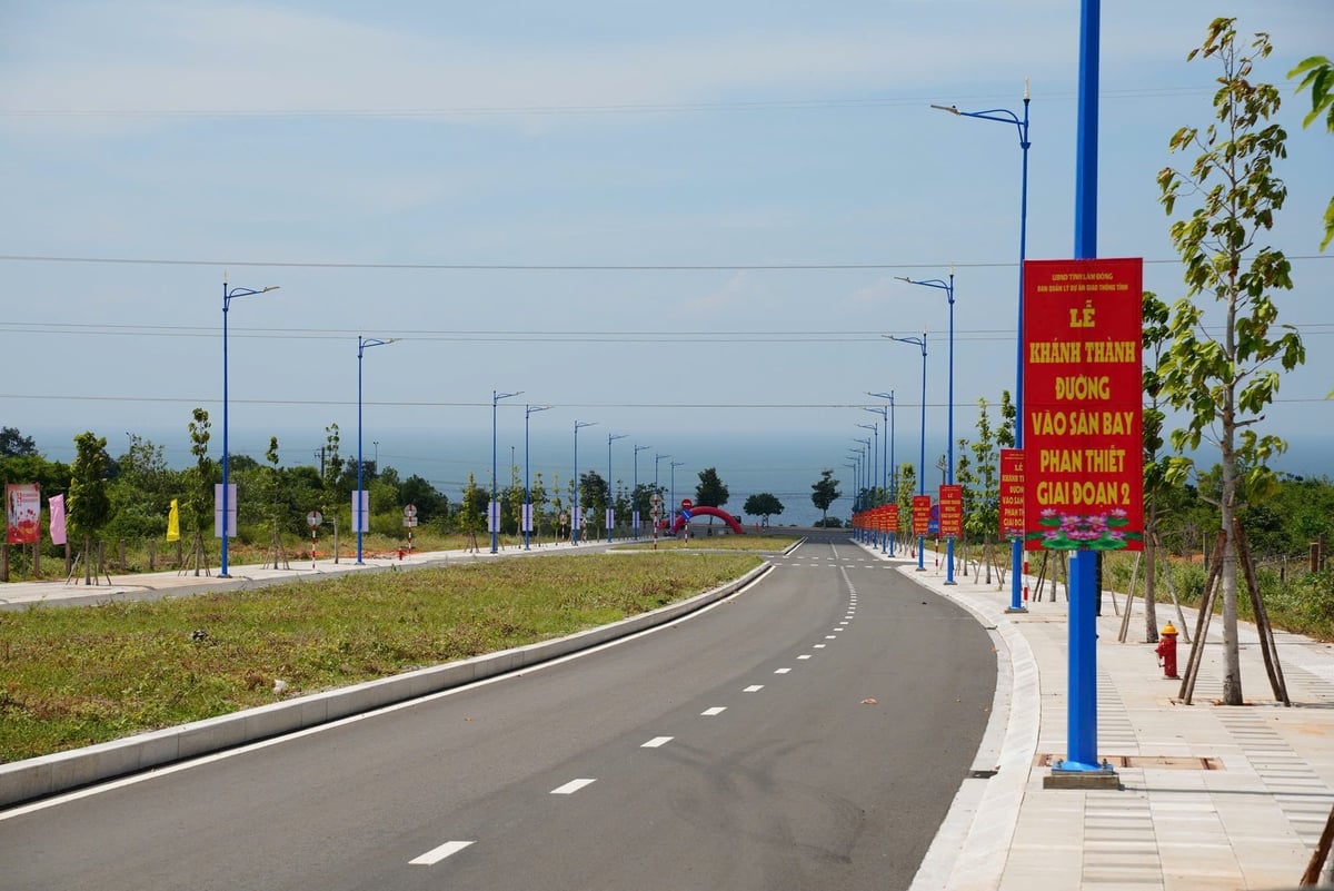 Dự án đường vào sân bay Phan Thiết (giai đoạn 2). Tuyến đường do Ban Quản lý dự án giao thông tỉnh làm chủ đầu tư, tổng vốn gần 118 tỷ đồng từ ngân sách, rộng 36 m, mặt đường 13,5 m. Khởi công từ tháng 1/2024 và hoàn thành tháng 7/2025, công trình sẽ góp phần hoàn thiện hạ tầng kết nối, tạo điều kiện thuận lợi để sân bay Phan Thiết sớm đưa vào khai thác hiệu quả. Ảnh: Nhật Phương. Dự án đường vào sân bay Phan Thiết (giai đoạn 2). Tuyến đường do Ban Quản lý dự án giao thông tỉnh làm chủ đầu tư, tổng vốn gần 118 tỷ đồng từ ngân sách, rộng 36 m, mặt đường 13,5 m. Khởi công từ tháng 1/2024 và hoàn thành tháng 7/2025, công trình sẽ góp phần hoàn thiện hạ tầng kết nối, tạo điều kiện thuận lợi để sân bay Phan Thiết sớm đưa vào khai thác hiệu quả. Ảnh: Nhật Phương.