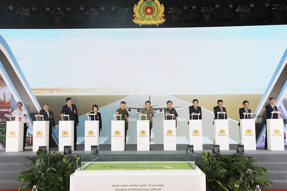 Các đại biểu thực hiện nghi thức bấm nút khởi công Dự án xây dựng Cảng hàng không quốc tế Gia Bình. Ảnh: Hữu Thắng. Các đại biểu thực hiện nghi thức bấm nút khởi công Dự án xây dựng Cảng hàng không quốc tế Gia Bình. Ảnh: Hữu Thắng.