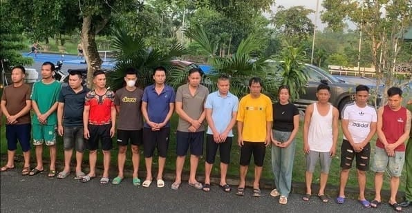 Các đối tượng tham gia đánh bạc tại nhà Nguyễn Thị Nga, dưới hình thức 'chơi liêng' và 'ba cây'. Ảnh: Công an tỉnh Phú Thọ. Các đối tượng tham gia đánh bạc tại nhà Nguyễn Thị Nga, dưới hình thức 'chơi liêng' và 'ba cây'. Ảnh: Công an tỉnh Phú Thọ.