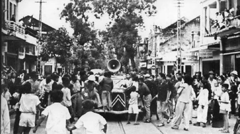 Lệnh Tổng khởi nghĩa giành chính quyền được phát đi rộng rãi trong ngày 19/8/1945. Ảnh: TTXVN.