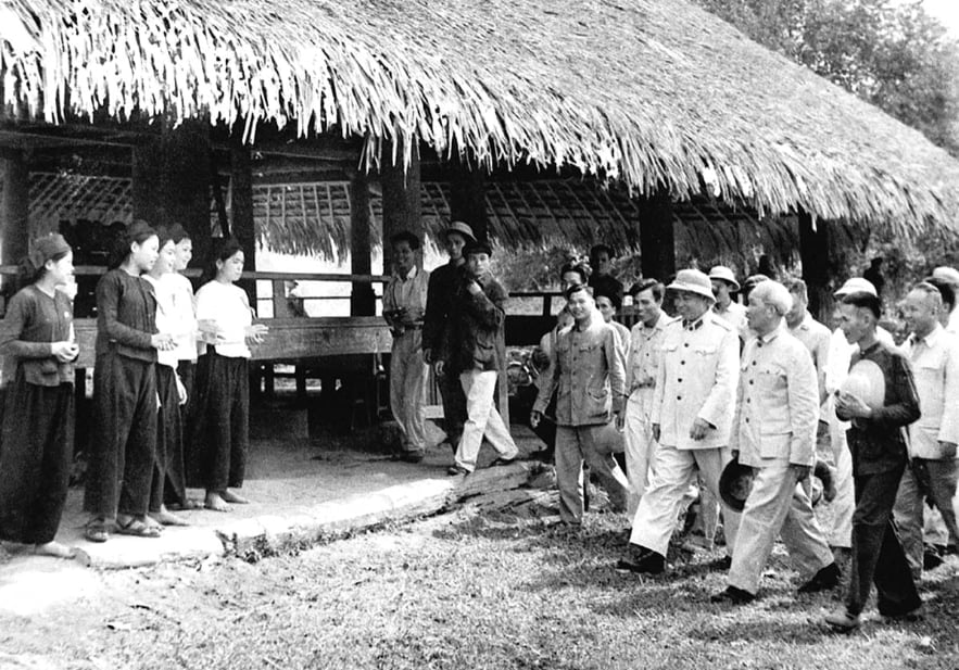 Ngày 20/3/1961, Chủ tịch Hồ Chí Minh thăm lại đình Tân Trào, nơi Người đã chủ trì Quốc dân Đại hội, quyết định Tổng khởi nghĩa tháng Tám năm 1945, bầu ra Ủy ban Dân tộc giải phóng. Nguồn ảnh: Bảo tàng LSQSVN. Ngày 20/3/1961, Chủ tịch Hồ Chí Minh thăm lại đình Tân Trào, nơi Người đã chủ trì Quốc dân Đại hội, quyết định Tổng khởi nghĩa tháng Tám năm 1945, bầu ra Ủy ban Dân tộc giải phóng. Nguồn ảnh: Bảo tàng LSQSVN.