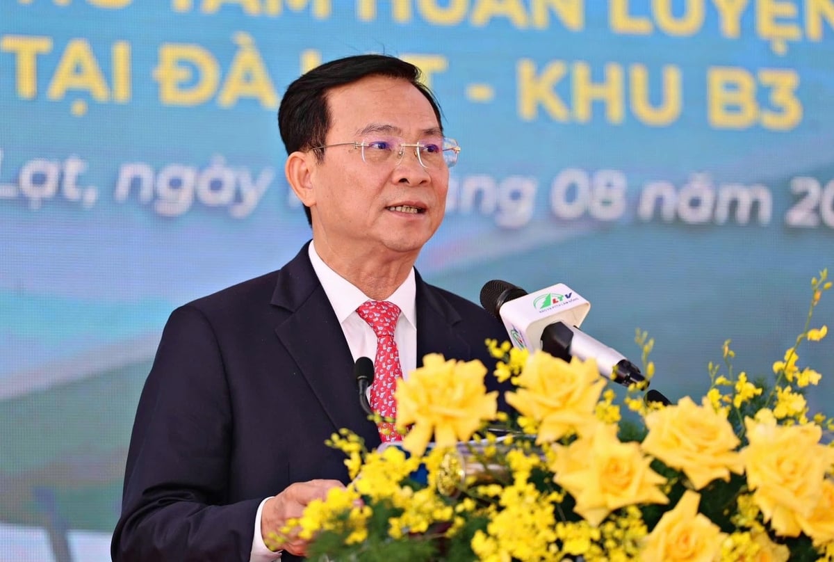 Chủ tịch UBND tỉnh Lâm Đồng Hồ Văn Mười cho biết, việc khởi công đầu tư xây dựng Khu B3 là bước đi mang tính chiến lược, nhằm hiện đại hóa hệ thống cơ sở vật chất, nâng cao chất lượng huấn luyện, tạo điều kiện để thể thao tỉnh nhà tiếp cận với các chuẩn mực quốc gia và quốc tế. Ảnh: Chí Thành. Chủ tịch UBND tỉnh Lâm Đồng Hồ Văn Mười cho biết, việc khởi công đầu tư xây dựng Khu B3 là bước đi mang tính chiến lược, nhằm hiện đại hóa hệ thống cơ sở vật chất, nâng cao chất lượng huấn luyện, tạo điều kiện để thể thao tỉnh nhà tiếp cận với các chuẩn mực quốc gia và quốc tế. Ảnh: Chí Thành.