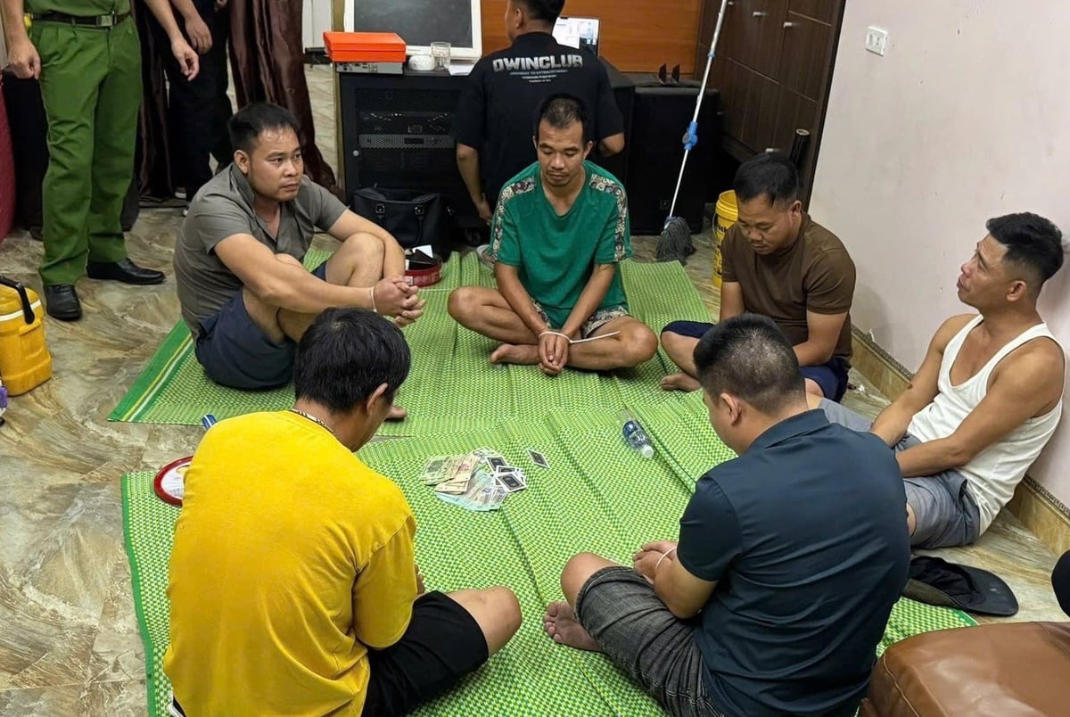Các đối tượng đánh bạc tại phòng khách nhà Nga. Ảnh: Công an tỉnh Phú Thọ. Các đối tượng đánh bạc tại phòng khách nhà Nga. Ảnh: Công an tỉnh Phú Thọ.