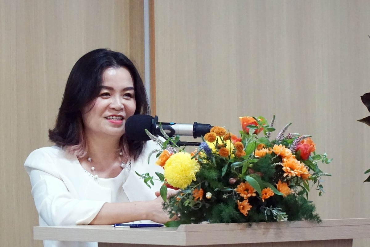 Bà Lê Thị Thu Hương - Phó Tổng Giám đốc PVOIL chúc mừng cột mốc quan trọng của PVOIL Trans. Ảnh: PVOIL Trans. Bà Lê Thị Thu Hương - Phó Tổng Giám đốc PVOIL chúc mừng cột mốc quan trọng của PVOIL Trans. Ảnh: PVOIL Trans.