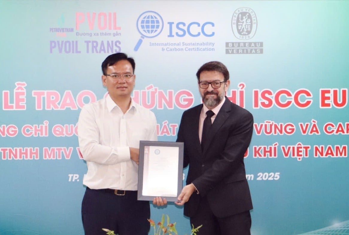 Ông David Martin Ruiz - Tổng Giám đốc BVC Vietnam trao chứng chỉ ISCC EU cho ông Mai Trung Thành - Giám đốc PVOIL Trans. Ảnh: PVOIL Trans. Ông David Martin Ruiz - Tổng Giám đốc BVC Vietnam trao chứng chỉ ISCC EU cho ông Mai Trung Thành - Giám đốc PVOIL Trans. Ảnh: PVOIL Trans.