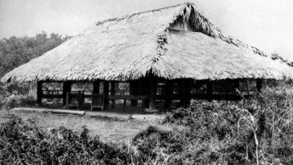 Đình Tân Trào, huyện Sơn Dương (Tuyên Quang), nơi diễn ra Đại hội Quốc dân do Việt Minh triệu tập, ngày 16/8/1945, thông qua '10 chính sách lớn của Việt Minh'; thông qua 'Lệnh tổng khởi nghĩa'; quy định Quốc kỳ, Quốc ca; thành lập Ủy ban Dân tộc giải phóng Trung ương, tức Chính phủ Lâm thời do đồng chí Hồ Chí Minh làm Chủ tịch. Ảnh: Tư liệu TTXVN. Đình Tân Trào, huyện Sơn Dương (Tuyên Quang), nơi diễn ra Đại hội Quốc dân do Việt Minh triệu tập, ngày 16/8/1945, thông qua '10 chính sách lớn của Việt Minh'; thông qua 'Lệnh tổng khởi nghĩa'; quy định Quốc kỳ, Quốc ca; thành lập Ủy ban Dân tộc giải phóng Trung ương, tức Chính phủ Lâm thời do đồng chí Hồ Chí Minh làm Chủ tịch. Ảnh: Tư liệu TTXVN.