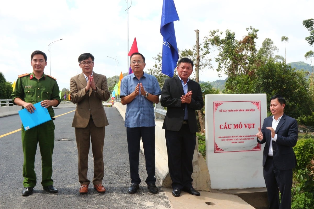 Tỉnh Lâm Đồng khánh thành cầu Mỏ Vẹt do Ban Quản lý dự án đầu tư xây dựng số 1 làm chủ đầu tư. Công trình sau khi hoàn thành sẽ giúp giải quyết nhu cầu đi lại, thúc đẩy giao thương và phát triển kinh tế - xã hội, đặc biệt tại khu vực nông thôn còn nhiều khó khăn. Ảnh: Nhật Phương. Tỉnh Lâm Đồng khánh thành cầu Mỏ Vẹt do Ban Quản lý dự án đầu tư xây dựng số 1 làm chủ đầu tư. Công trình sau khi hoàn thành sẽ giúp giải quyết nhu cầu đi lại, thúc đẩy giao thương và phát triển kinh tế - xã hội, đặc biệt tại khu vực nông thôn còn nhiều khó khăn. Ảnh: Nhật Phương.