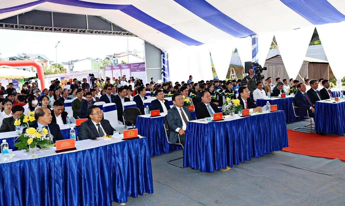 Các đại biểu tham dự buổi lễ khởi công Dự án Trung tâm Huấn luyện thể thao Quốc gia - Khu B3 tại phường Lang Biang - Đà Lạt. Ảnh: Chí Thành. Các đại biểu tham dự buổi lễ khởi công Dự án Trung tâm Huấn luyện thể thao Quốc gia - Khu B3 tại phường Lang Biang - Đà Lạt. Ảnh: Chí Thành.