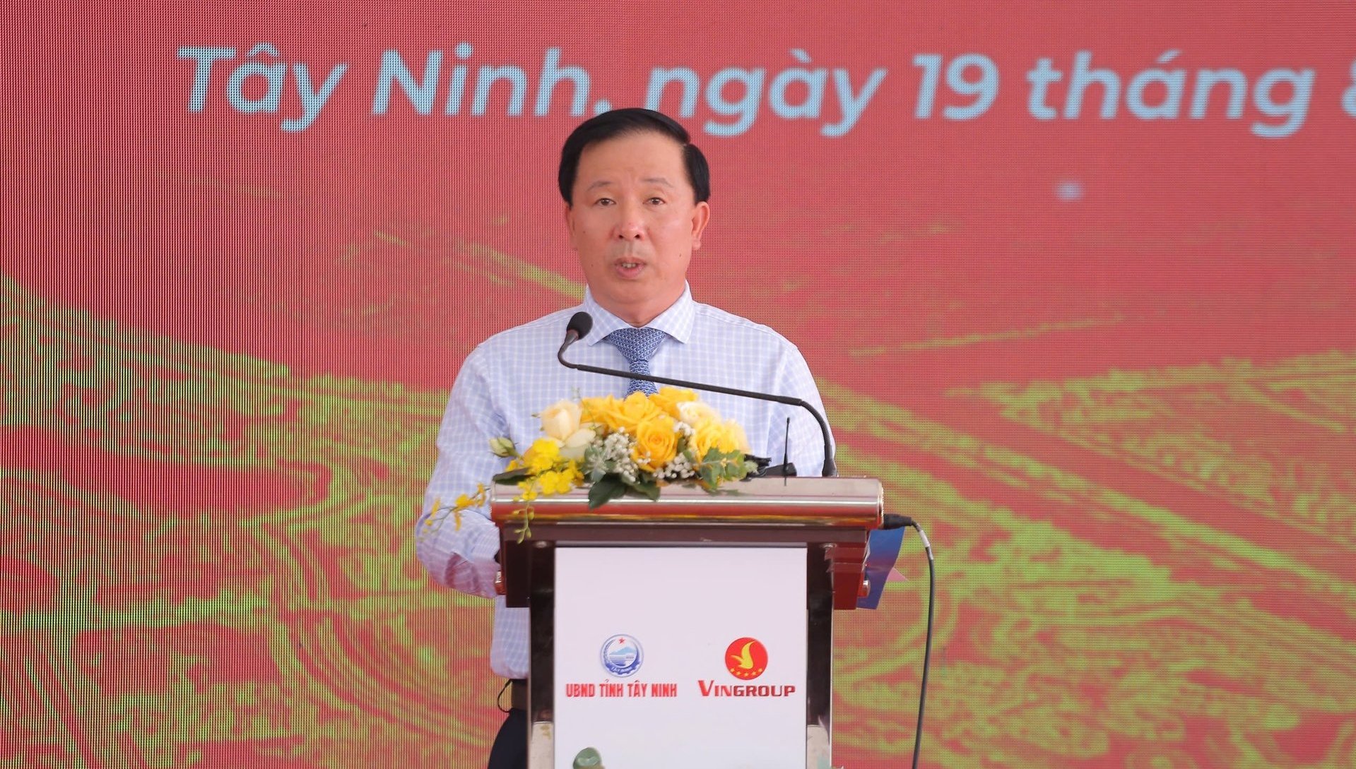 Chủ tịch UBND tỉnh Tây Ninh Nguyễn Văn Út cam kết sẽ đồng hành, tháo gỡ khó khăn và tạo mọi điều kiện thuận lợi nhất để nhà đầu tư triển khai dự án thành công. Ảnh: Trần Trung. Chủ tịch UBND tỉnh Tây Ninh Nguyễn Văn Út cam kết sẽ đồng hành, tháo gỡ khó khăn và tạo mọi điều kiện thuận lợi nhất để nhà đầu tư triển khai dự án thành công. Ảnh: Trần Trung.