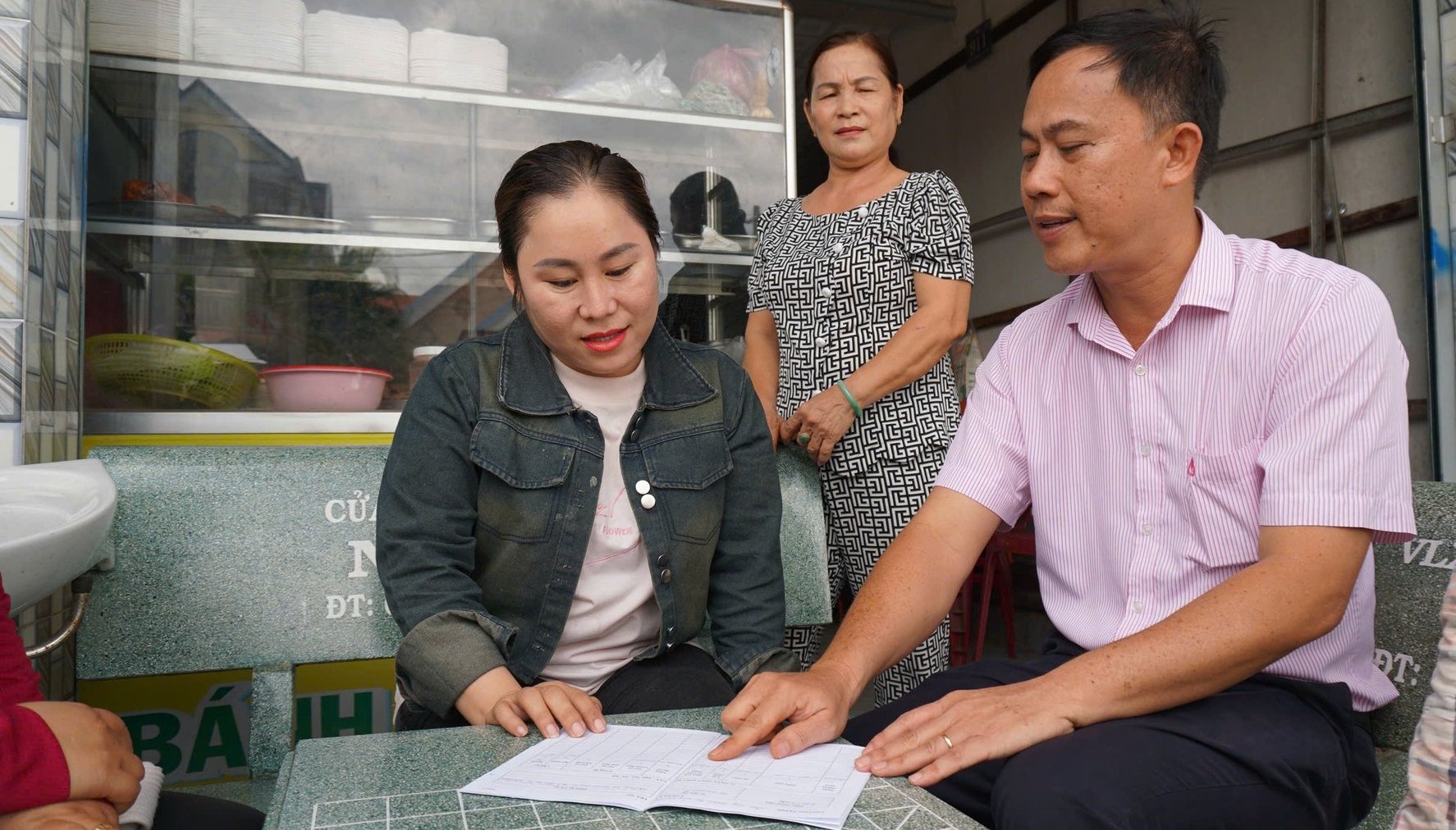 Ngân hàng CSXH đang mở lối, giúp người dân địa phương làm giàu. Ảnh: Trần Trung. Ngân hàng CSXH đang mở lối, giúp người dân địa phương làm giàu. Ảnh: Trần Trung.