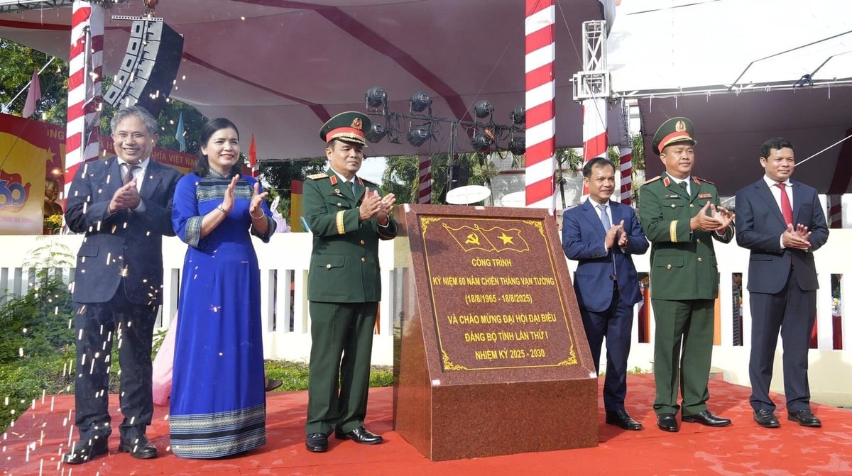 Các đại biểu thực hiện nghi thức khánh thành công trình. Ảnh: Võ Hà.