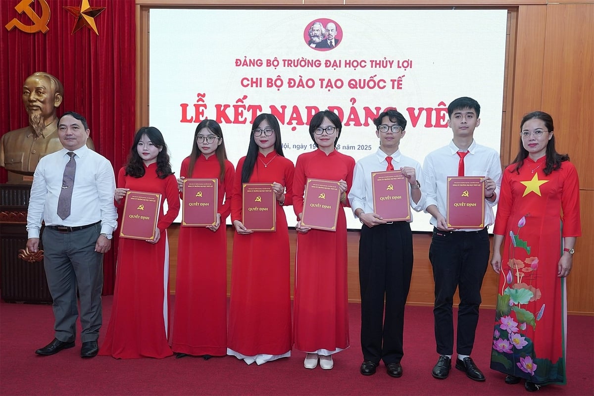 Các tân Đảng viên Trường Đại học Thủy lợi nhận quyết định. Ảnh: Bảo Thắng.