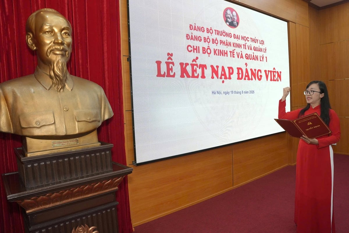 Tân đảng viên Phạm Thị Hải Yến đọc tuyên thệ. Ảnh: TLU.