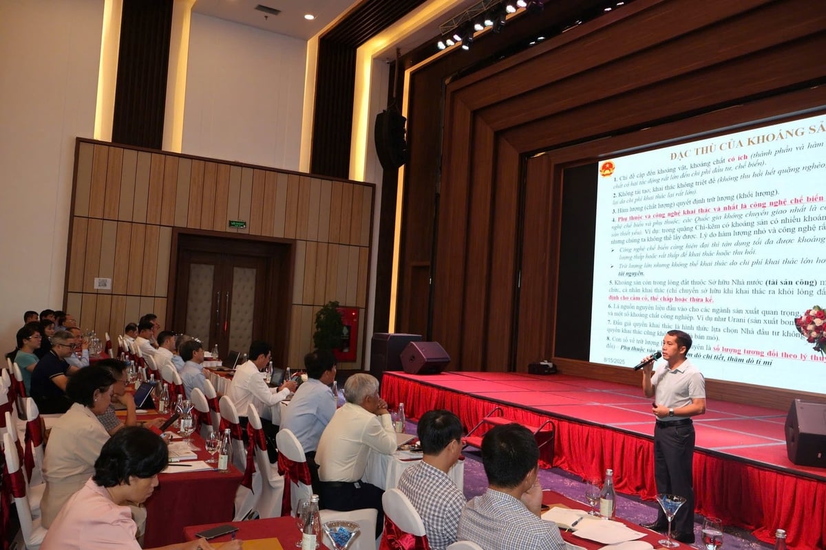 Ông Phạm Việt Huy - Phòng Pháp chế và Kiểm soát hoạt động địa chất, khoáng sản, Cục Địa chất và Khoáng sản Việt Nam báo cáo tại Hội nghị tại Khánh Hòa. Ảnh: Mai Anh.