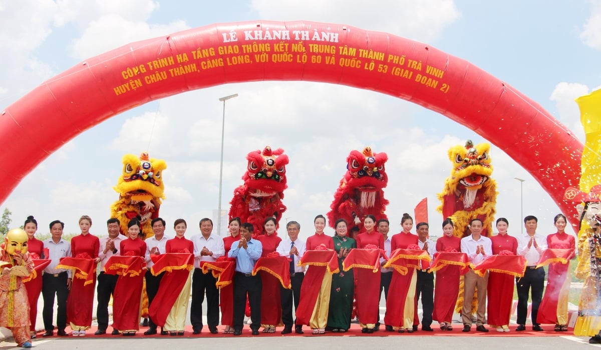 Lãnh đạo UBND tỉnh Vĩnh Long cắt băng khánh thành Dự án hạ tầng giao thông nối TP Trà Vinh, huyện Châu Thành, huyện Càng Long trước đây với các Quốc lộ 60 và 53. Ảnh: Lê Hùng. Lãnh đạo UBND tỉnh Vĩnh Long cắt băng khánh thành Dự án hạ tầng giao thông nối TP Trà Vinh, huyện Châu Thành, huyện Càng Long trước đây với các Quốc lộ 60 và 53. Ảnh: Lê Hùng.