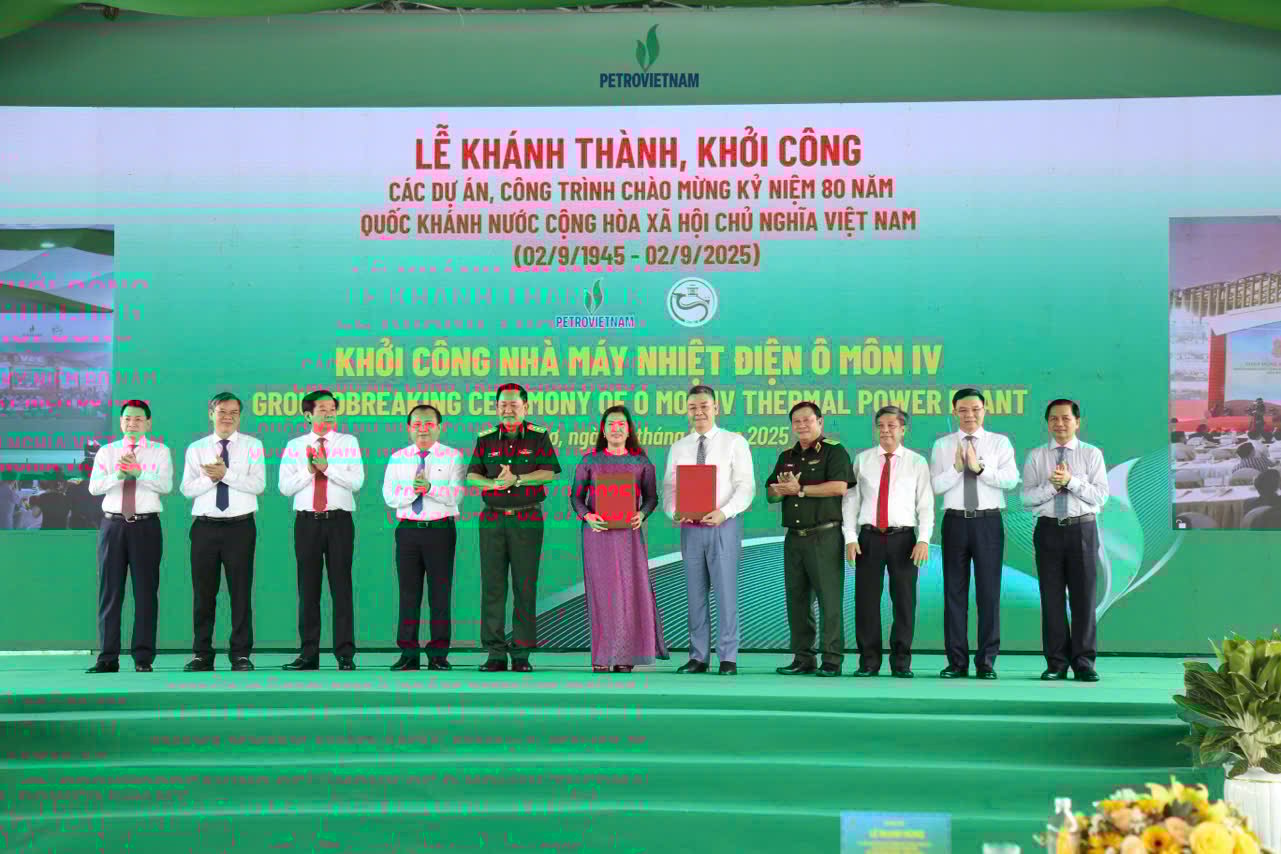 Khẳng định sự quyết tâm và đồng lòng đưa Dự án về đúng tiến độ, tại Lễ khởi công, Petrovietnam và UBND TP. Cần Thơ ký kết Thỏa thuận hợp tác toàn diện. Ảnh: LH. Khẳng định sự quyết tâm và đồng lòng đưa Dự án về đúng tiến độ, tại Lễ khởi công, Petrovietnam và UBND TP. Cần Thơ ký kết Thỏa thuận hợp tác toàn diện. Ảnh: LH.