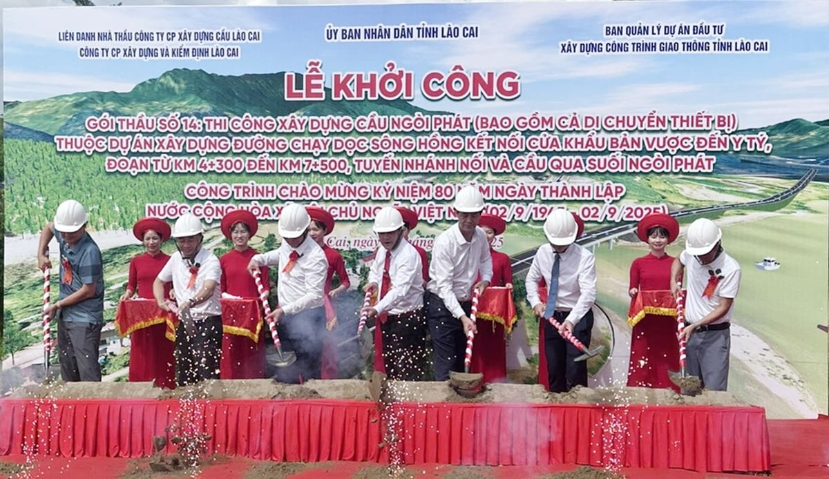 Các đại biểu thực hiện nghi thức khởi công Dự án xây dựng tuyến đường dọc sông Hồng kết nối cửa khẩu Bản Vược – Ngòi Phát. Ảnh: Bích Hợp. Các đại biểu thực hiện nghi thức khởi công Dự án xây dựng tuyến đường dọc sông Hồng kết nối cửa khẩu Bản Vược – Ngòi Phát. Ảnh: Bích Hợp.
