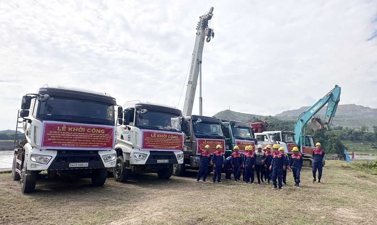 Dự án xây dựng tuyến đường dọc sông Hồng kết nối cửa khẩu Bản Vược – Ngòi Phát có tổng vốn đầu tư 380 tỷ đồng, với tuyến chính dài khoảng 16km. Ảnh: Bích Hợp. Dự án xây dựng tuyến đường dọc sông Hồng kết nối cửa khẩu Bản Vược – Ngòi Phát có tổng vốn đầu tư 380 tỷ đồng, với tuyến chính dài khoảng 16km. Ảnh: Bích Hợp.
