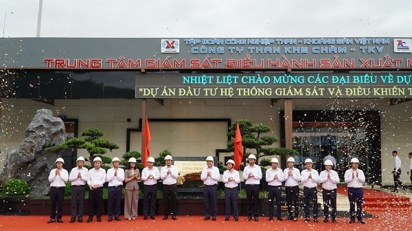 Đảng ủy Tập đoàn tổ chức lễ gắn biển công trình 'Hệ thống giám sát và điều khiển tự động hóa mỏ than Khe Chàm III. Ảnh: TKV. Đảng ủy Tập đoàn tổ chức lễ gắn biển công trình 'Hệ thống giám sát và điều khiển tự động hóa mỏ than Khe Chàm III. Ảnh: TKV.