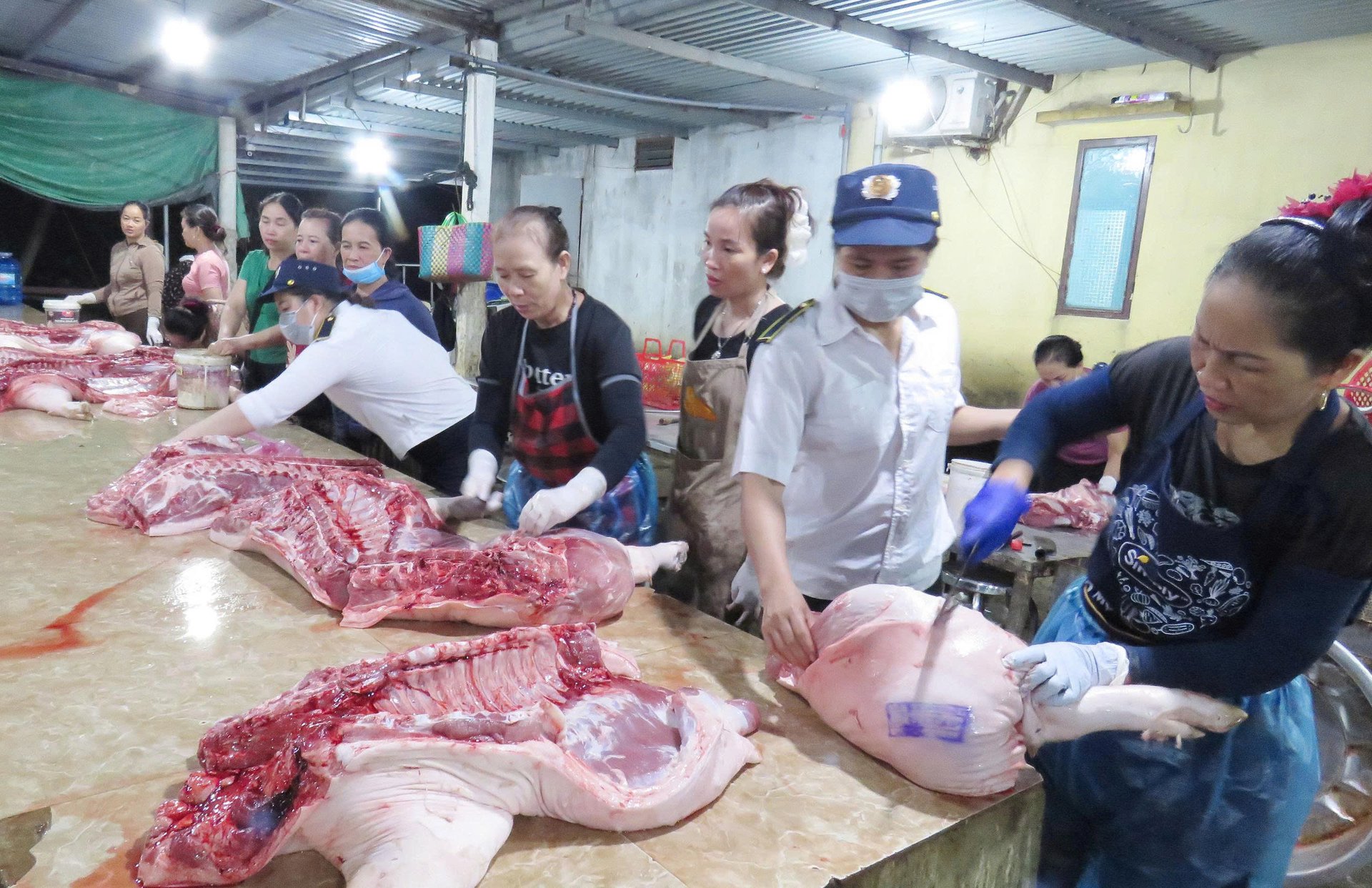 Cán bộ Chi cục Chăn nuôi và Thú y số 4 thực hiện việc kiểm soát giết mổ tại cơ sở tập trung. Ảnh: T. Phùng.