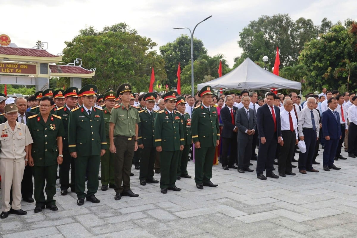 Lãnh đạo tỉnh Quảng Ngãi và đại biểu dự lễ kỷ niệm 60 năm Chiến thắng Vạn Tường. Ảnh: Võ Hà.