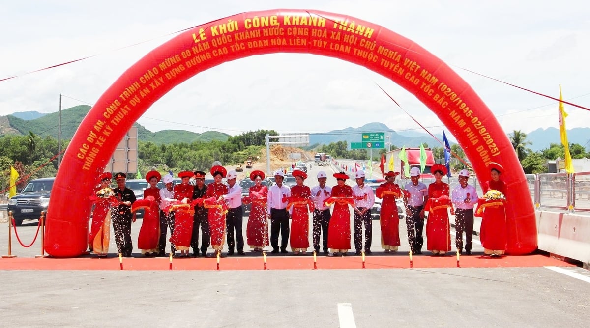 Đại biểu thực hiện nghi lễ cắt băng thông xe kỹ thuật cao tốc Hòa Liên - Túy Loan. Ảnh: Lan Anh. Đại biểu thực hiện nghi lễ cắt băng thông xe kỹ thuật cao tốc Hòa Liên - Túy Loan. Ảnh: Lan Anh.