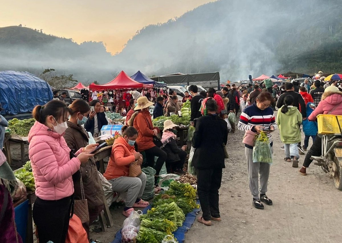 Chợ ''đoàn kết' tại Cửa khẩu Nậm Cắn là nơi giao thương và gắn kết giữa người dân hai nước. Ảnh: Nguyễn Duy.