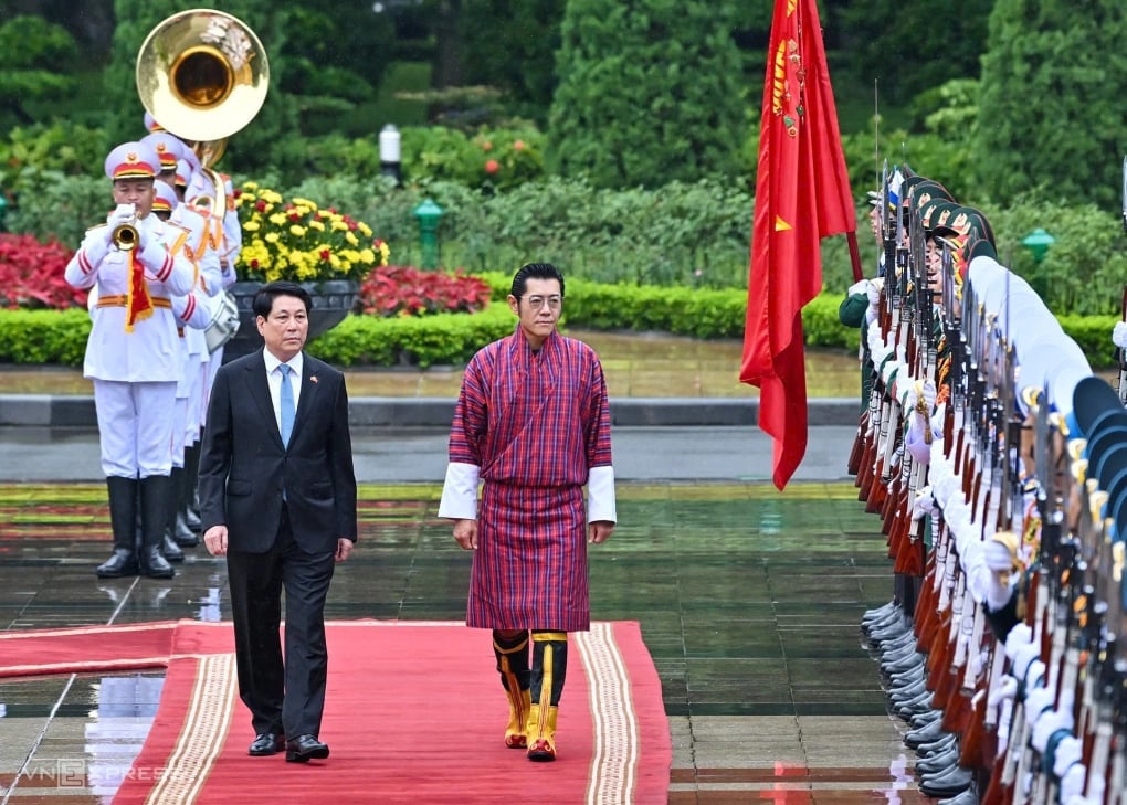 Chủ tịch nước Lương Cường và Quốc vương Bhutan duyệt đội danh dự tại Phủ Chủ tịch. Ảnh: VNExpress/Giang Huy.