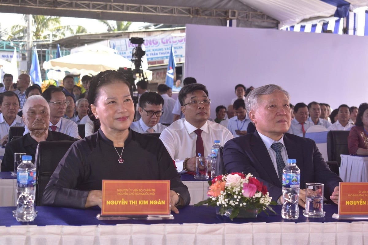 Dự lễ có nguyên Chủ tịch Quốc hội Nguyễn Thị Kim Ngân, Phó Thủ tướng Thường trực Chính phủ Nguyễn Hòa Bình, lãnh đạo Bộ Xây dựng, các Bộ, ngành Trung ương, lãnh đạo tỉnh Đồng Tháp, Vĩnh Long, các đơn vị tư vấn giám sát, nhà thầu thi công và đông đảo người dân hai địa phương này. Ảnh: Minh Đảm. Dự lễ có nguyên Chủ tịch Quốc hội Nguyễn Thị Kim Ngân, Phó Thủ tướng Thường trực Chính phủ Nguyễn Hòa Bình, lãnh đạo Bộ Xây dựng, các Bộ, ngành Trung ương, lãnh đạo tỉnh Đồng Tháp, Vĩnh Long, các đơn vị tư vấn giám sát, nhà thầu thi công và đông đảo người dân hai địa phương này. Ảnh: Minh Đảm.