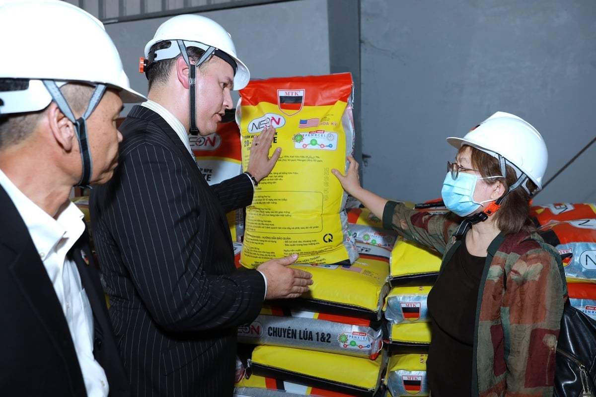 Đoàn công tác của USDA tìm hiểu về năng lực của Công ty MTK khi tham gia dự án sử dụng phân bón đúng. Ảnh: Kim Anh.