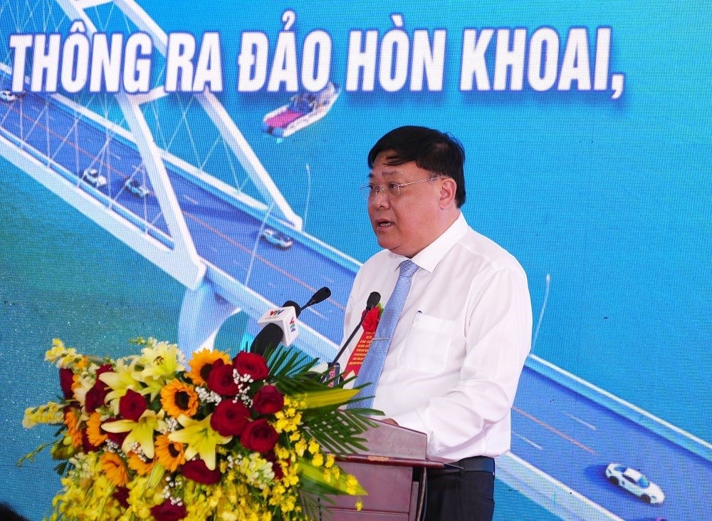 Chủ tịch UBND tỉnh Cà Mau Phạm Thành Ngại phát biểu tại buổi lễ. Ảnh: Trọng Linh.