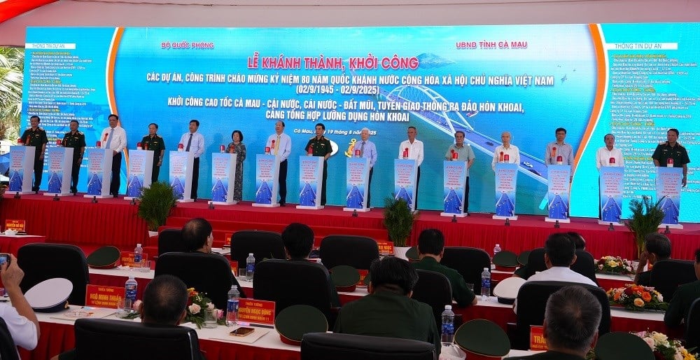 Nghi thức khởi công tuyến đường bộ cao tốc Cà Mau - Đất Mũi, tuyến giao thông ra đảo Hòn Khoai và Cảng tổng hợp lưỡng dụng Hòn Khoai. Ảnh: Trọng Linh.