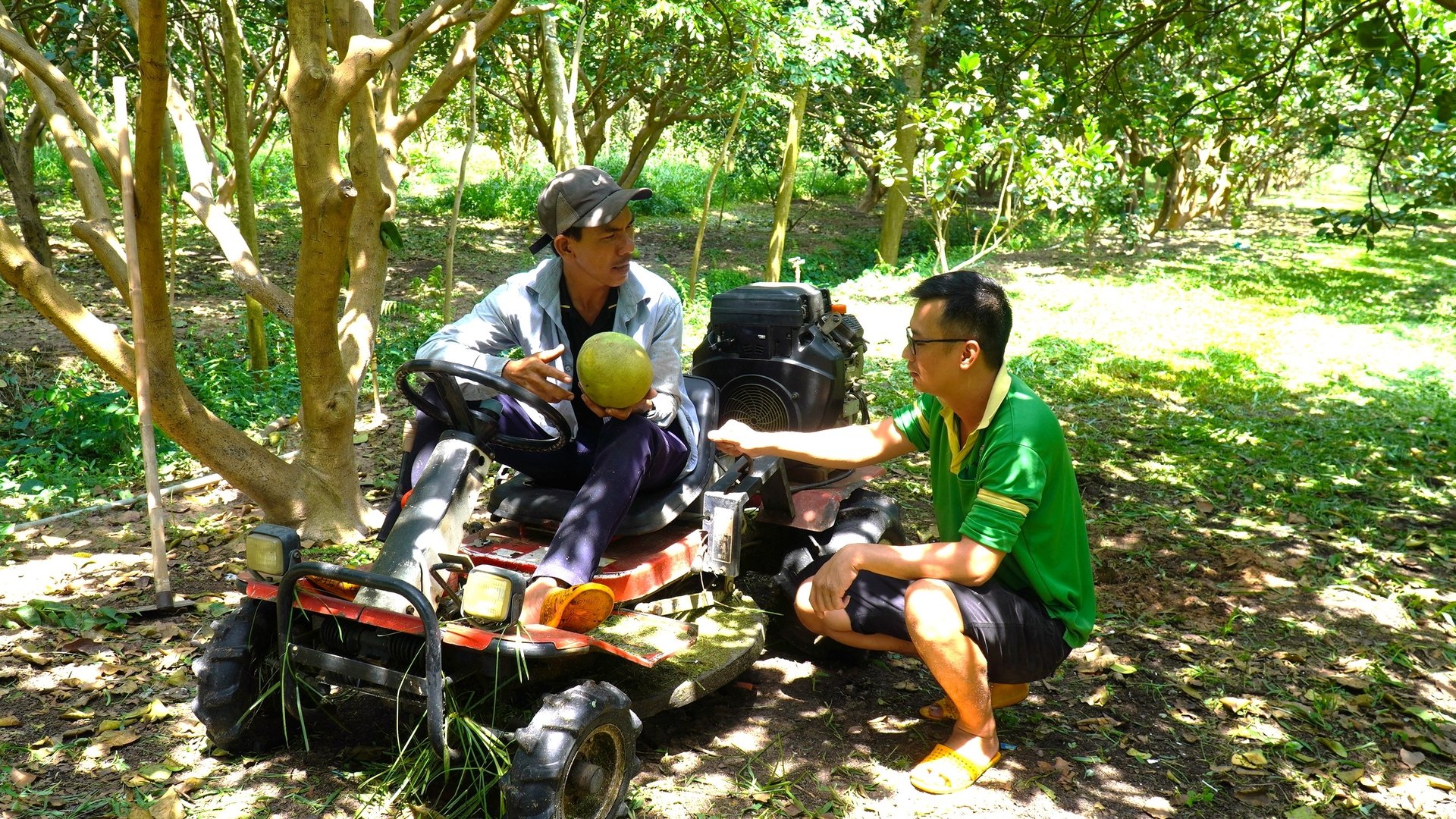 Ứng dụng máy móc trong khâu làm đất và xử lý phụ phẩm, anh Phương giảm sức lao động và nâng cao hiệu quả canh tác hữu cơ. Ảnh: Trần Phi.
