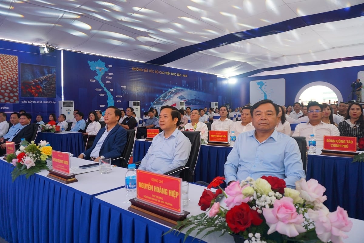 Các đồng chí Lãnh đạo Chính phủ, Bộ Nông nghiệp và Môi trường và tỉnh Ninh Bình tham dự Lễ khởi công. Ảnh: Xuân Hào. Các đồng chí Lãnh đạo Chính phủ, Bộ Nông nghiệp và Môi trường và tỉnh Ninh Bình tham dự Lễ khởi công. Ảnh: Xuân Hào.