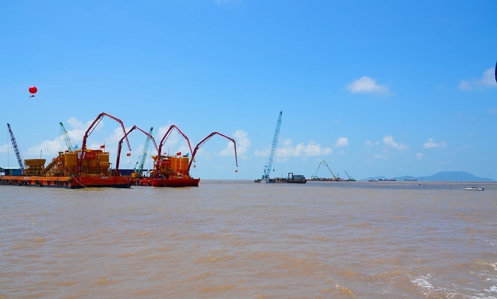 Trang thiết bị, máy móc được huy động tại lễ khởi công. Ảnh: Trọng Linh.