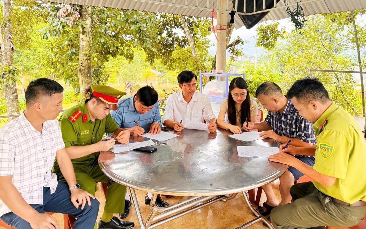 Các hộ dân ký hồ sơ bàn giao động vật hoang dã cho VQG Vũ Quang. Ảnh: VQG cung cấp. Các hộ dân ký hồ sơ bàn giao động vật hoang dã cho VQG Vũ Quang. Ảnh: VQG cung cấp.