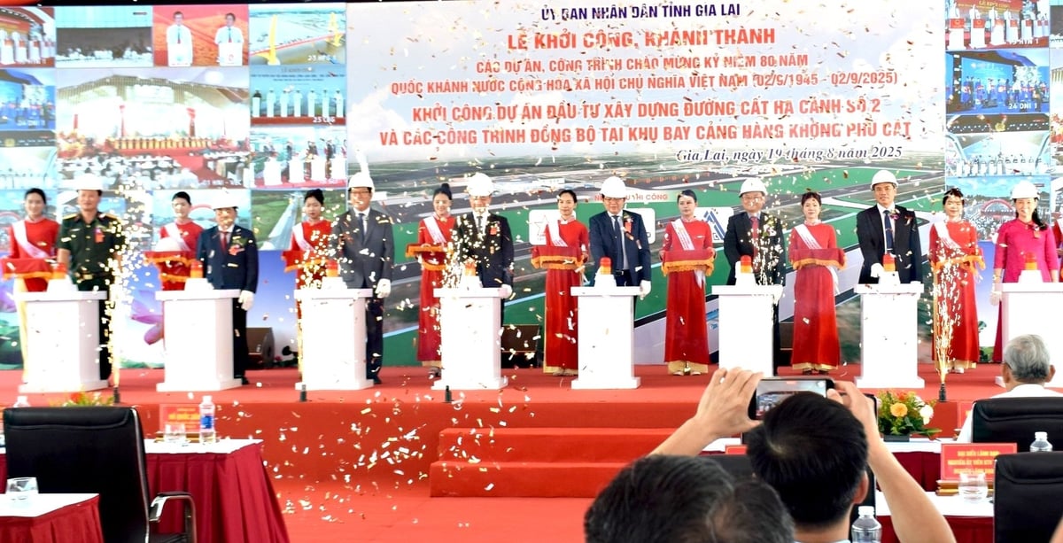 Nghi thức bấm nút khởi công dự án đầu tư xây dựng đường cất hạ cánh số 2 và các công trình đồng bộ tại khu bay Cảng hàng không Phù Cát. Ảnh: V.Đ.T. Nghi thức bấm nút khởi công dự án đầu tư xây dựng đường cất hạ cánh số 2 và các công trình đồng bộ tại khu bay Cảng hàng không Phù Cát. Ảnh: V.Đ.T.