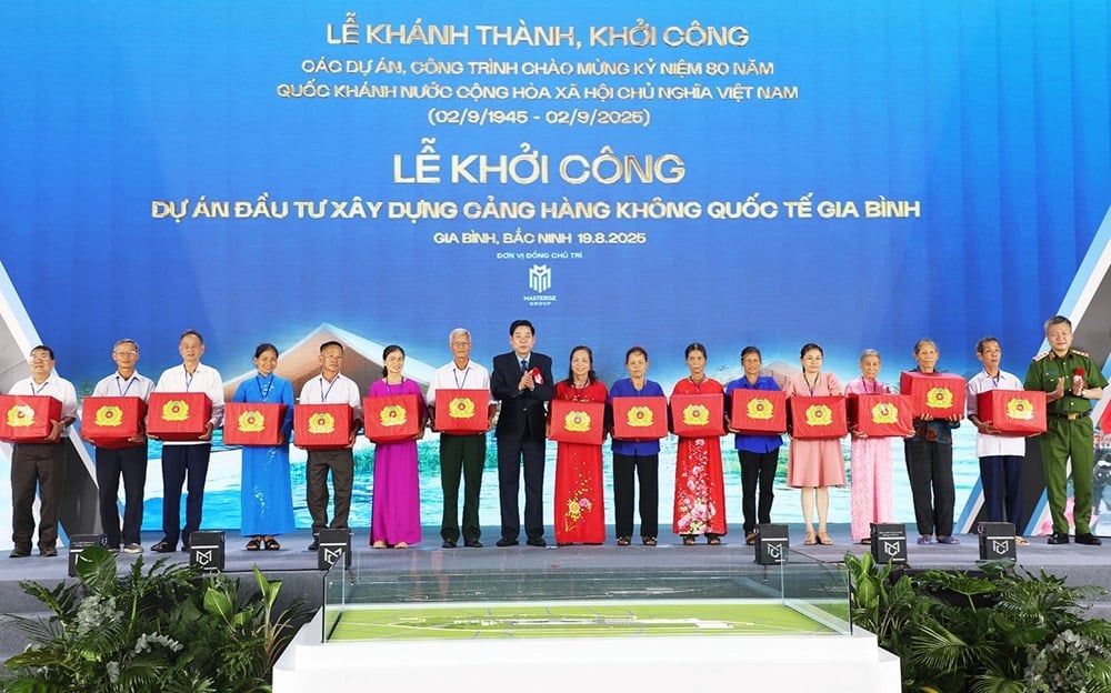 Bí thư Tỉnh ủy Nguyễn Văn Gấu và Thượng tướng Nguyễn Ngọc Lâm, Thứ trưởng Bộ Công an tặng quà cho các hộ gia đình tiêu biểu. Ảnh: Hữu Thắng. Bí thư Tỉnh ủy Nguyễn Văn Gấu và Thượng tướng Nguyễn Ngọc Lâm, Thứ trưởng Bộ Công an tặng quà cho các hộ gia đình tiêu biểu. Ảnh: Hữu Thắng.