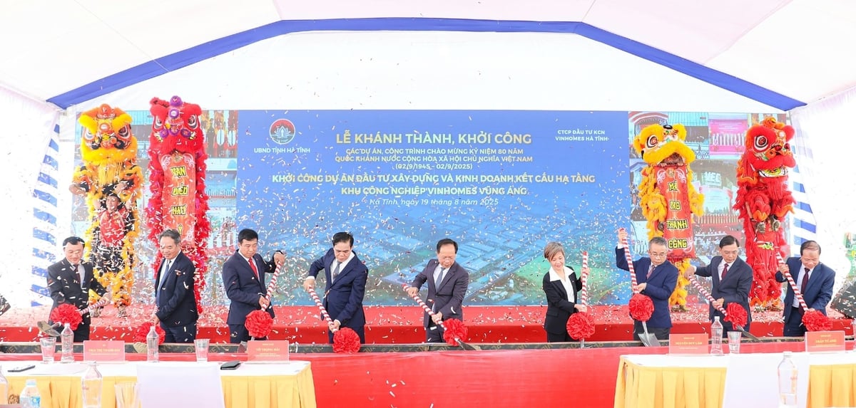 Lãnh đạo tỉnh Hà Tĩnh, Tập đoàn Vingroup thực hiện nghi lễ động thổ khởi công dự án đầu tư xây dựng và kinh doanh kết cấu hạ tầng khu công nghiệp Vinhomes Vũng Áng. Ảnh: Thanh Nga. Lãnh đạo tỉnh Hà Tĩnh, Tập đoàn Vingroup thực hiện nghi lễ động thổ khởi công dự án đầu tư xây dựng và kinh doanh kết cấu hạ tầng khu công nghiệp Vinhomes Vũng Áng. Ảnh: Thanh Nga.