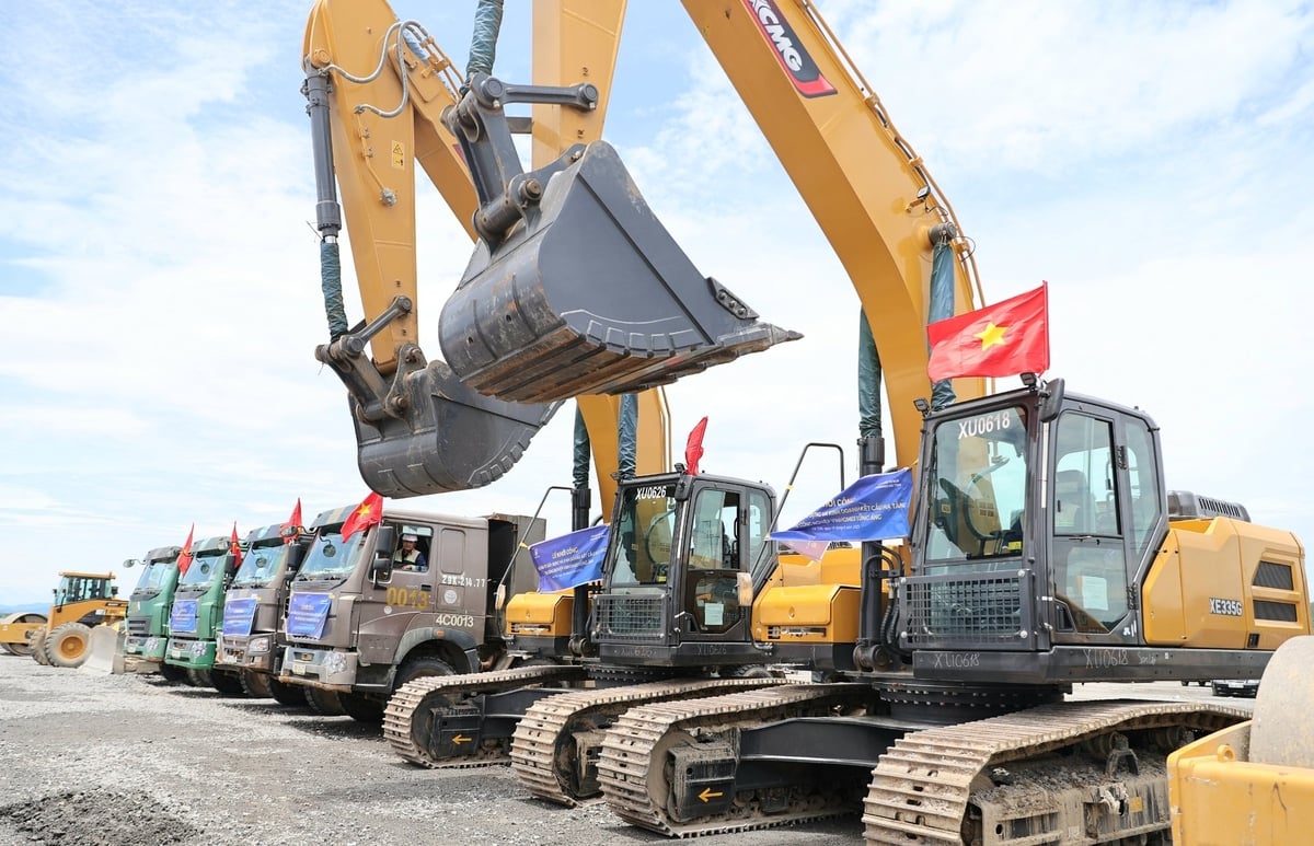 Dàn xe máy phục vụ lễ khởi công tại Vũng Áng. Ảnh: Thanh Nga. Dàn xe máy phục vụ lễ khởi công tại Vũng Áng. Ảnh: Thanh Nga.