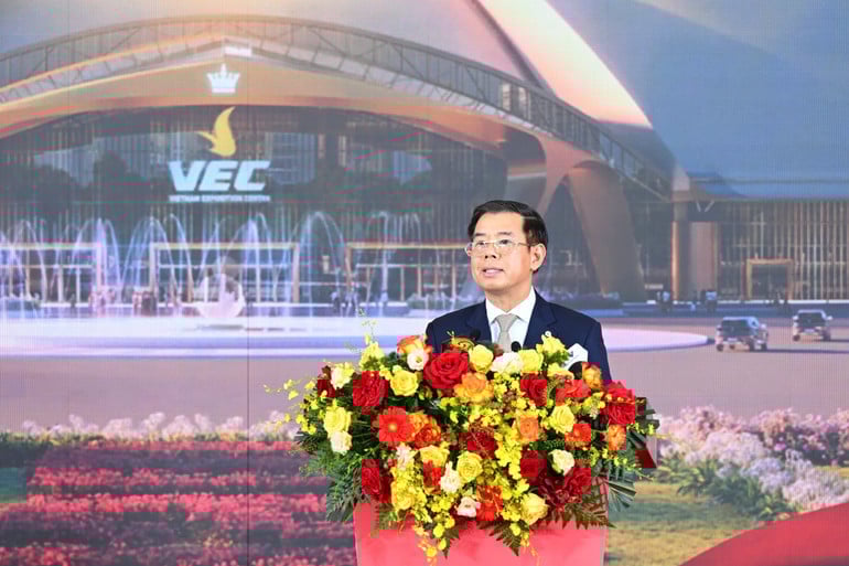 Ông Nguyễn Việt Quang, Phó Chủ tịch kiêm Tổng giám đốc Tập đoàn Vingroup, phát biểu tại chương trình. Ảnh: Báo Nhân dân. Ông Nguyễn Việt Quang, Phó Chủ tịch kiêm Tổng giám đốc Tập đoàn Vingroup, phát biểu tại chương trình. Ảnh: Báo Nhân dân.