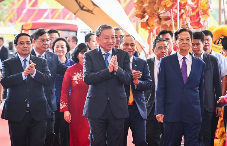 Tổng Bí thư Tô Lâm, Thủ tướng Phạm Minh Chính, nguyên Thủ tướng Nguyễn Tấn Dũng cùng các vị lãnh đạo Đảng và Nhà nước, Thành phố Hà Nội dự buổi lễ tại đầu cầu Trung tâm Hội chợ Triển lãm Quốc gia. Ảnh: Thành Đạt/Báo Nhân dân. Tổng Bí thư Tô Lâm, Thủ tướng Phạm Minh Chính, nguyên Thủ tướng Nguyễn Tấn Dũng cùng các vị lãnh đạo Đảng và Nhà nước, Thành phố Hà Nội dự buổi lễ tại đầu cầu Trung tâm Hội chợ Triển lãm Quốc gia. Ảnh: Thành Đạt/Báo Nhân dân.
