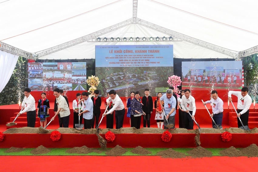 Các đại biểu thực hiện nghi thức động thổ công trình. Ảnh: LH.