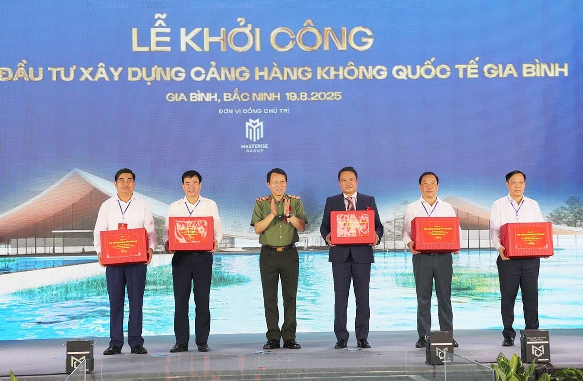 Bộ trưởng Bộ Công an Lương Tam Quang cùng tỉnh Bắc Ninh tặng quà cho đại diện nhà đầu tư và chính quyền các xã. Ảnh: Hữu Thắng. Bộ trưởng Bộ Công an Lương Tam Quang cùng tỉnh Bắc Ninh tặng quà cho đại diện nhà đầu tư và chính quyền các xã. Ảnh: Hữu Thắng.