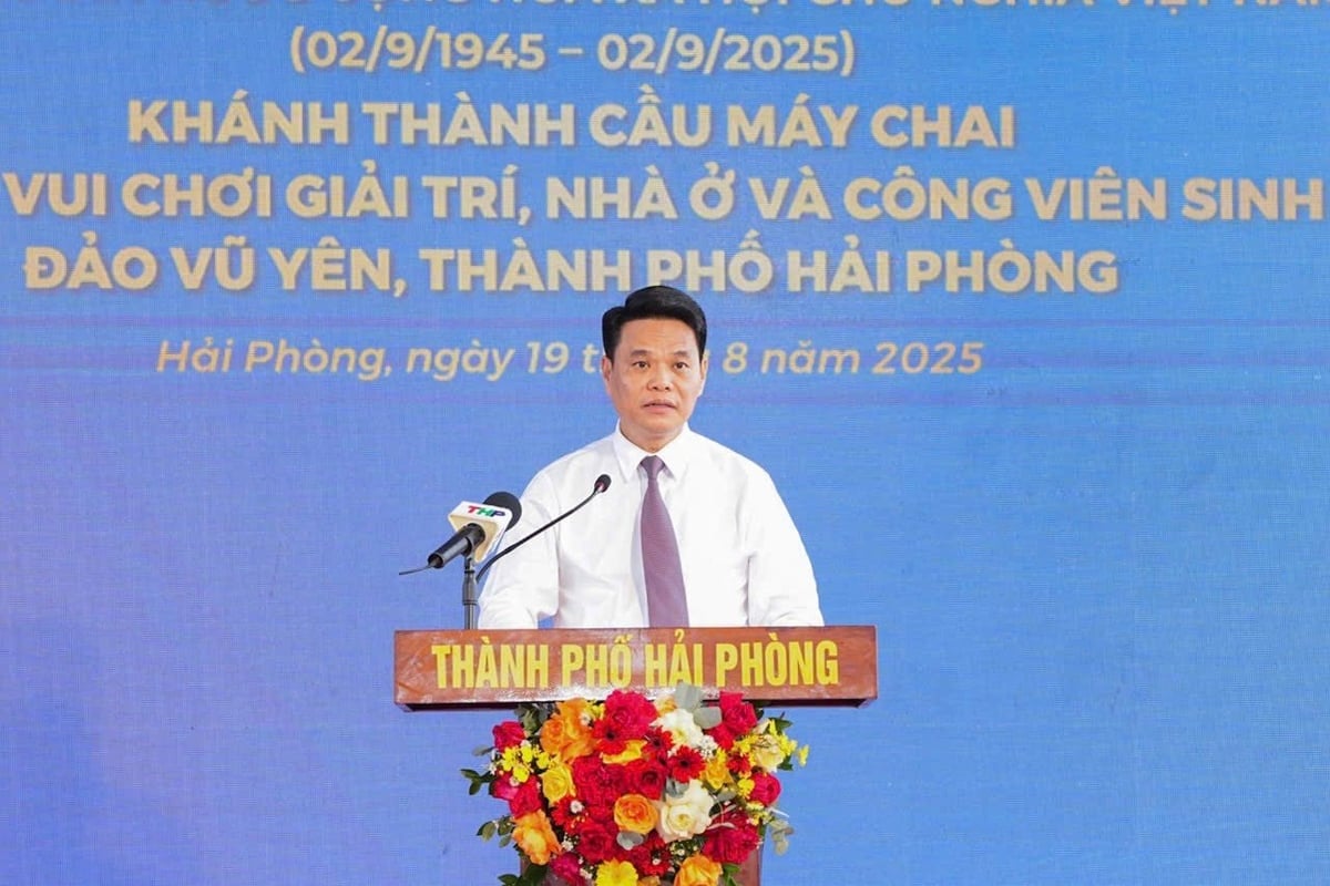 Ông Lê Ngọc Châu - Chủ tịch UBND thành phố Hải Phòng biểu dương tinh thần 'vượt nắng thắng mưa, 3 ca, 4 kíp' của các chủ đầu tư, nhà thầu, đơn vị thi công. Ảnh: BTC. Ông Lê Ngọc Châu - Chủ tịch UBND thành phố Hải Phòng biểu dương tinh thần 'vượt nắng thắng mưa, 3 ca, 4 kíp' của các chủ đầu tư, nhà thầu, đơn vị thi công. Ảnh: BTC.