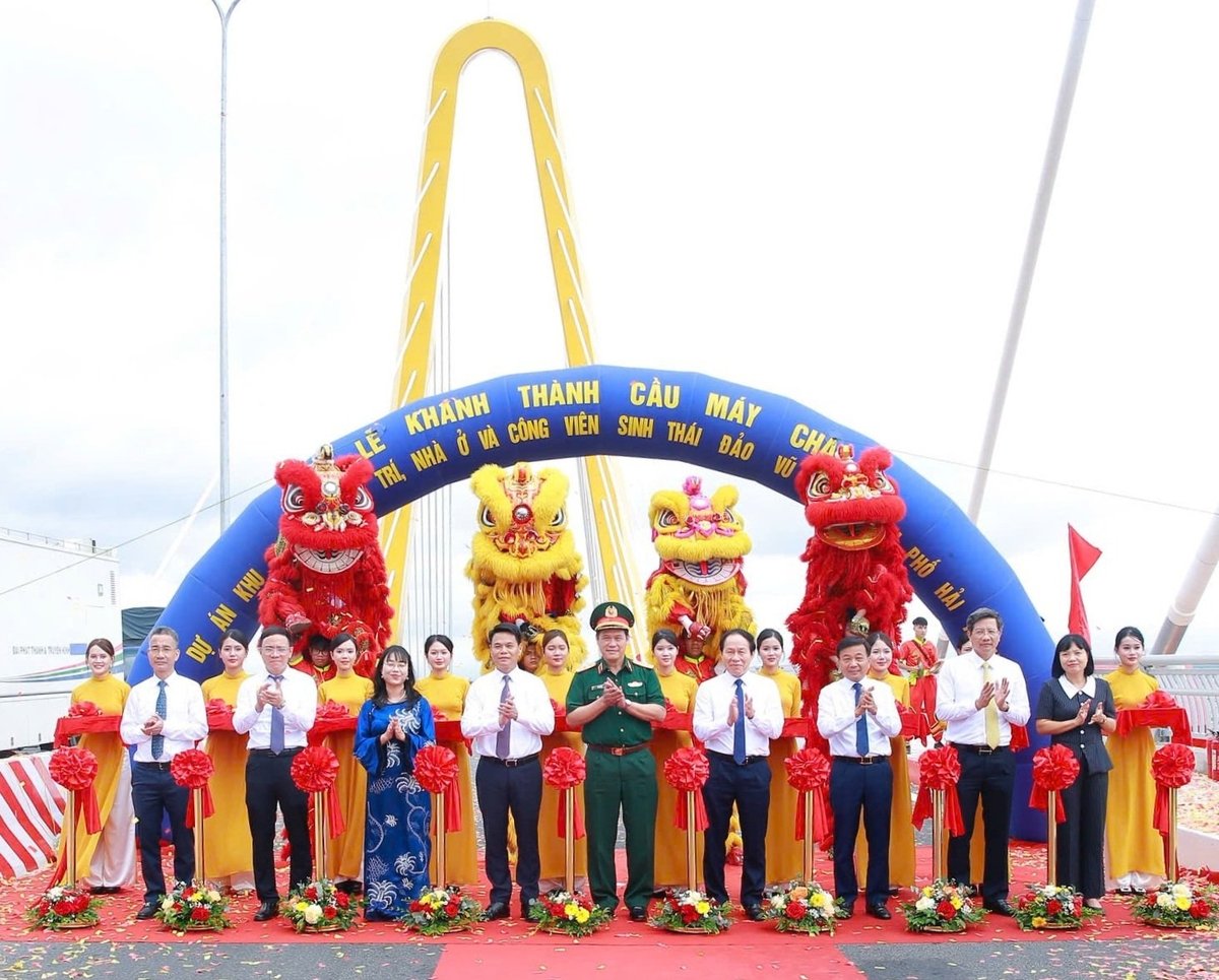 Thượng tướng Vũ Hải Sản - Ủy viên Trung ương Đảng, Thứ trưởng Bộ Quốc phòng dự và cắt băng khánh thành công trình cầu Máy Chai. Ảnh: Đinh Mười. Thượng tướng Vũ Hải Sản - Ủy viên Trung ương Đảng, Thứ trưởng Bộ Quốc phòng dự và cắt băng khánh thành công trình cầu Máy Chai. Ảnh: Đinh Mười.