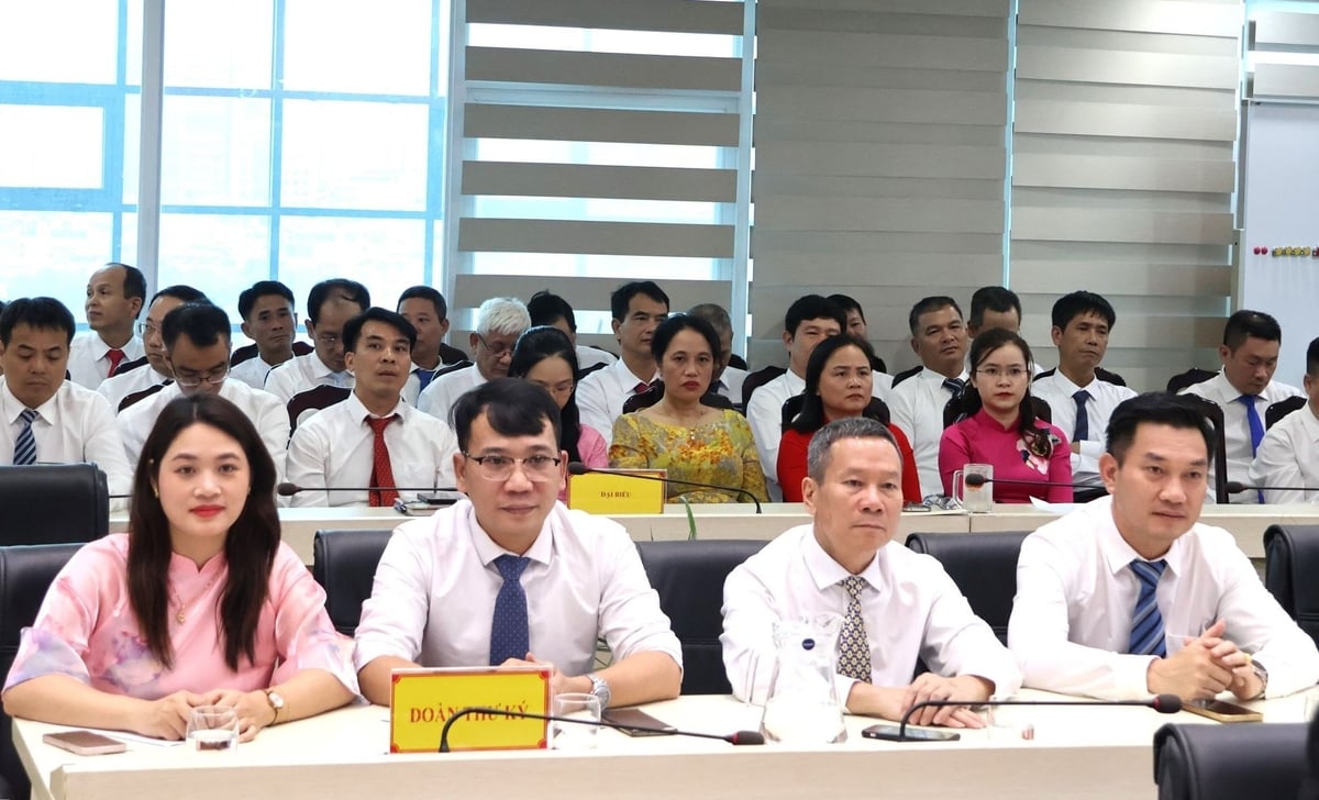 Dự Hội nghị có 123 đại biểu tiêu biểu xuất sắc, đại diện cho gần 2.700 công chức, viên chức, người lao động của các đơn vị trực thuộc Cục Khí tượng Thủy văn. Hội nghị cũng được kết nối trực tuyến từ điểm cầu đơn vị trên toàn quốc. Ảnh: Trung Nguyên. 