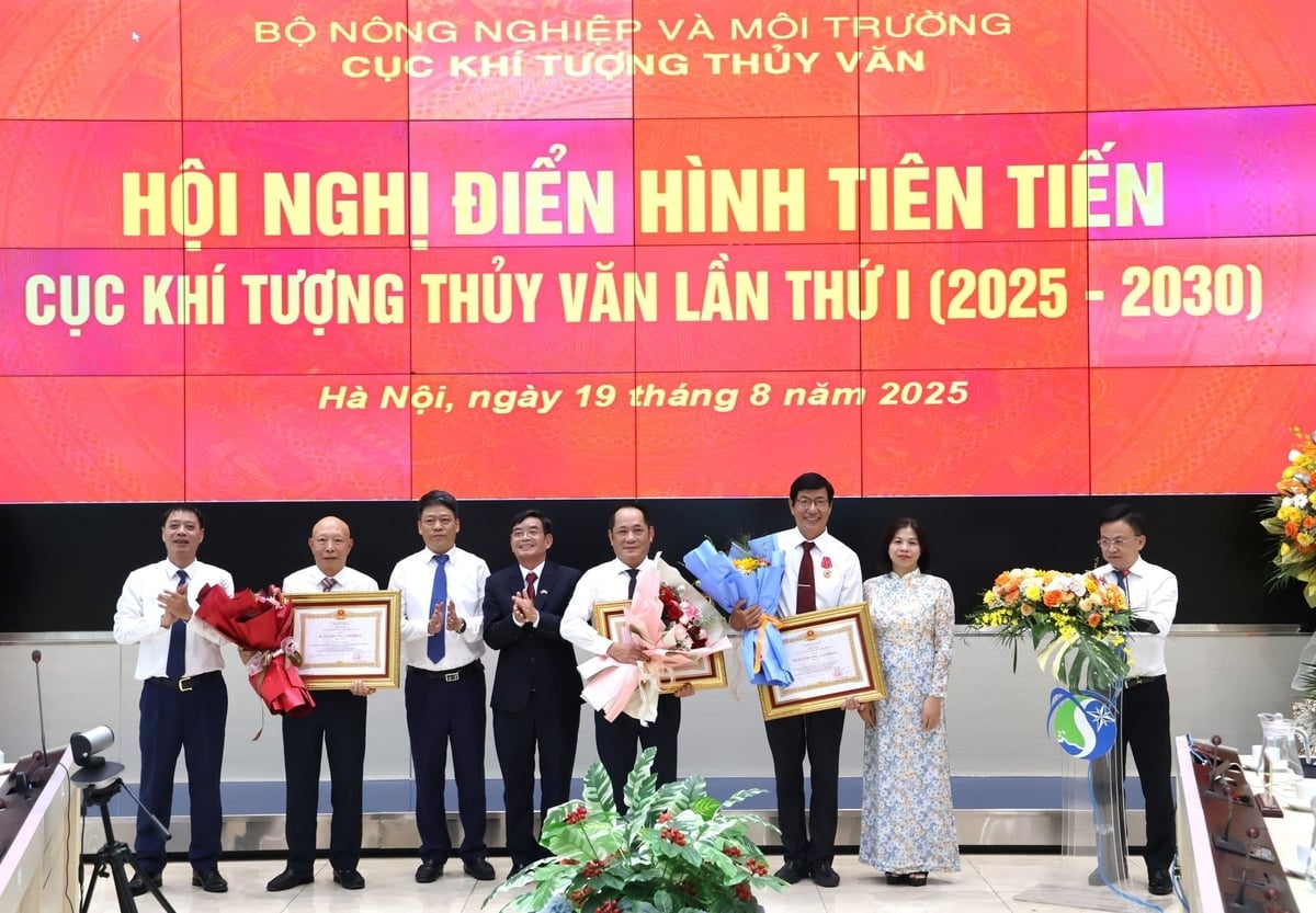 Nghi lễ trao tặng Huân chương cho ông Lê Hồng Phong, nguyên Phó Tổng cục trưởng Tổng  Cục KTTV; ông Nguyễn Văn Lượng, nguyên Giám đốc Đài KTTV Bắc Trung Bộ; ông Lê Viết Xê, nguyên Phó Giám đốc Đài KTTV Trung Trung Bộ. Ảnh: Trung Nguyên. 