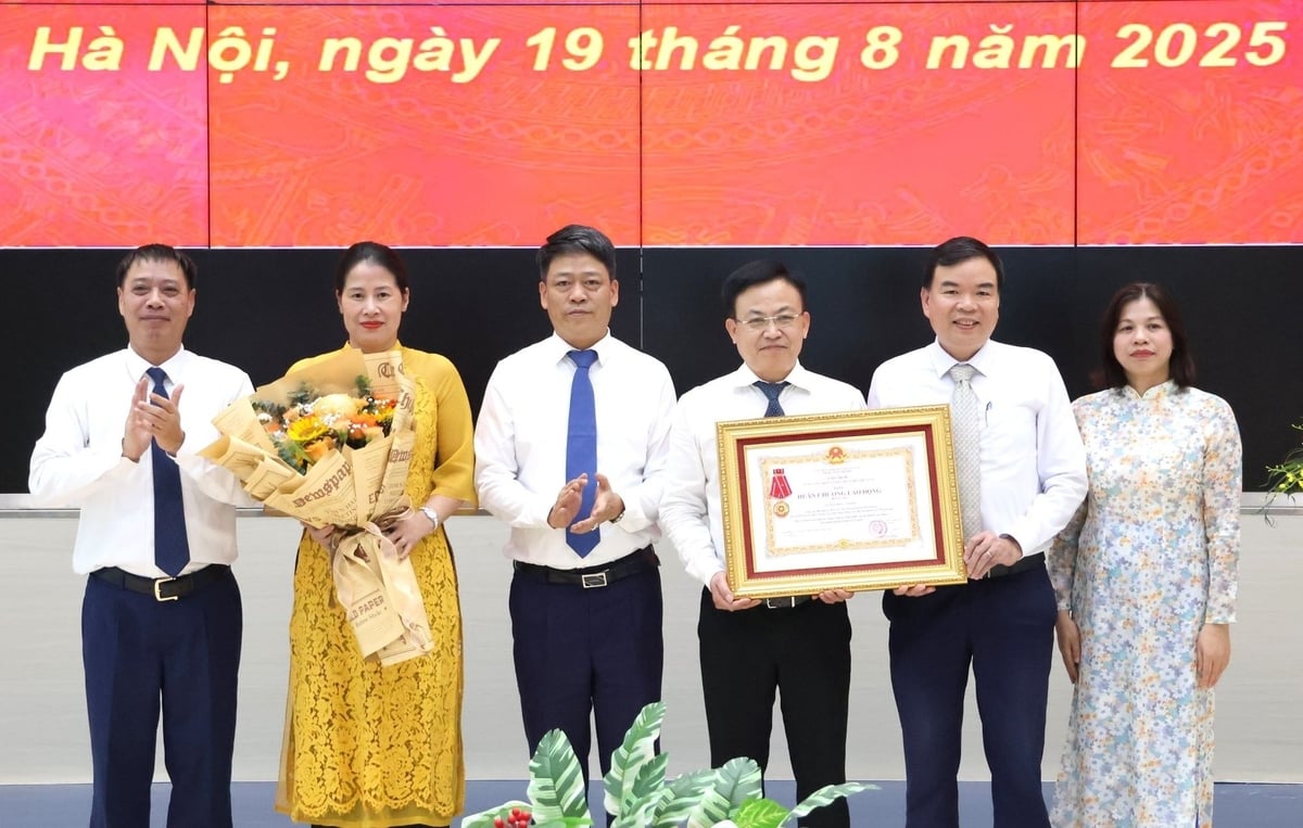Phòng Tổ chức cán bộ, Cục KTTV được trao tặng Huân chương Lao động hạng Ba. Ảnh: Trung Nguyên.